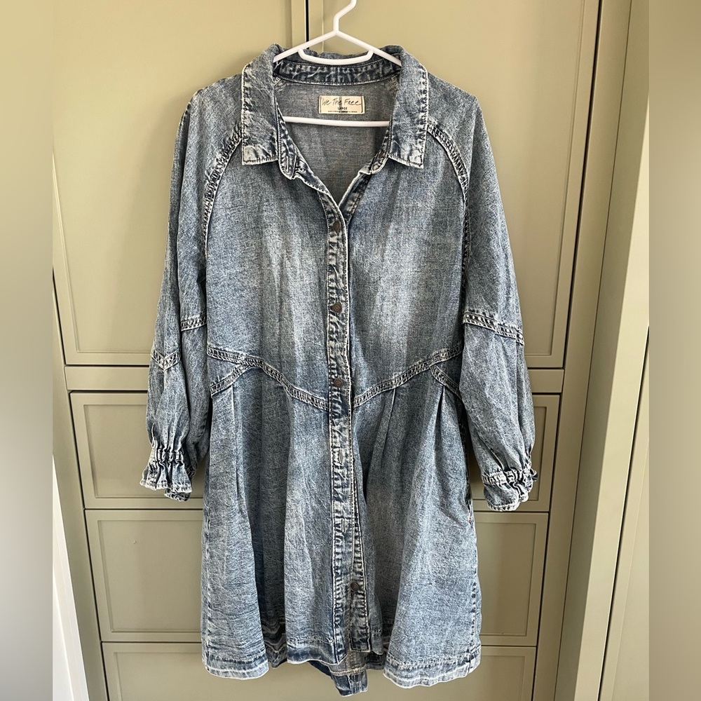 Few People acid wash denim dress. Ulla vibes.